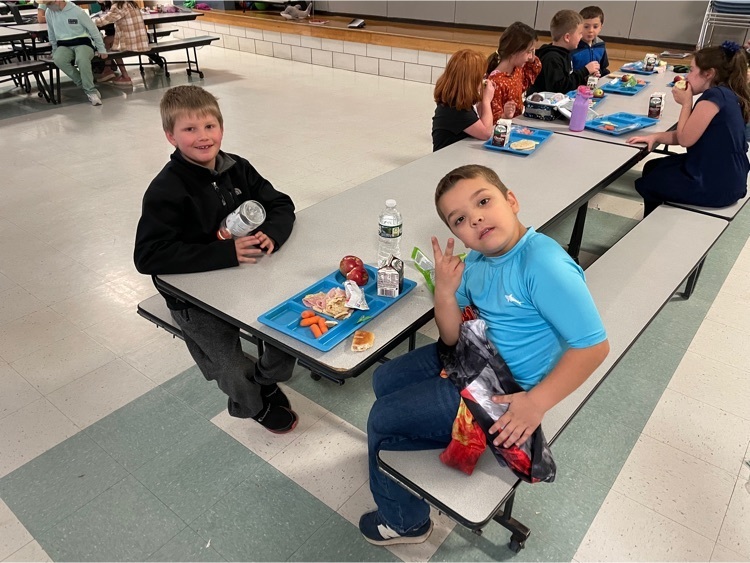 Students enjoy their lunch!!